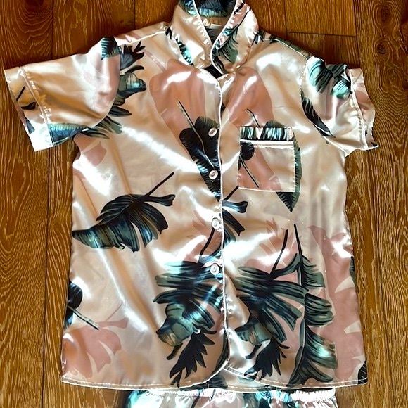 Cutest Pj medium tropical design short sleeve silky satin - Picture 2 of 10